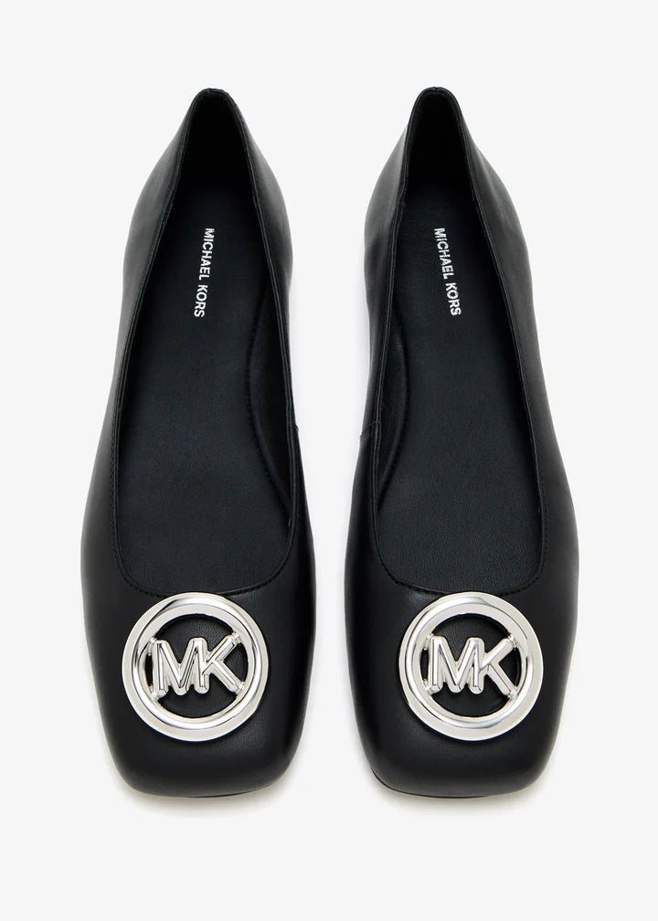 MICHAEL KORS ZAPATILLA NEGRA CHAPA PLATEADA
